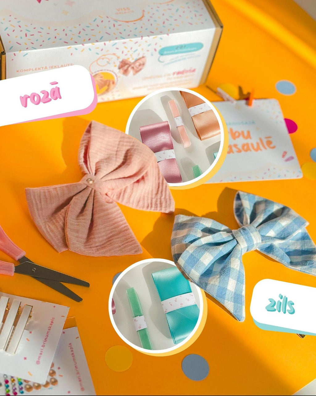 Uz dzeltena fona novietotas divas bantes, katra savā krāsā. attēls paskaidro produkta krāsu pieejamību un ir redzams teksts "rozā" un "zils", kas nozīmē rozā matu bantes komplektu un zilas matu bantes rokdarbu komplektu. 